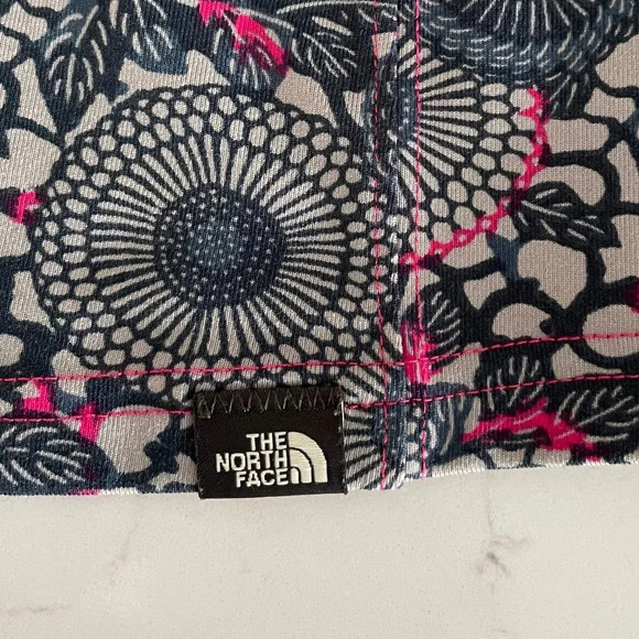 The North Face Activewear Pull On Cap Slv VNeck Print Top Grey Pink Sz XS - Picture 11 of 13